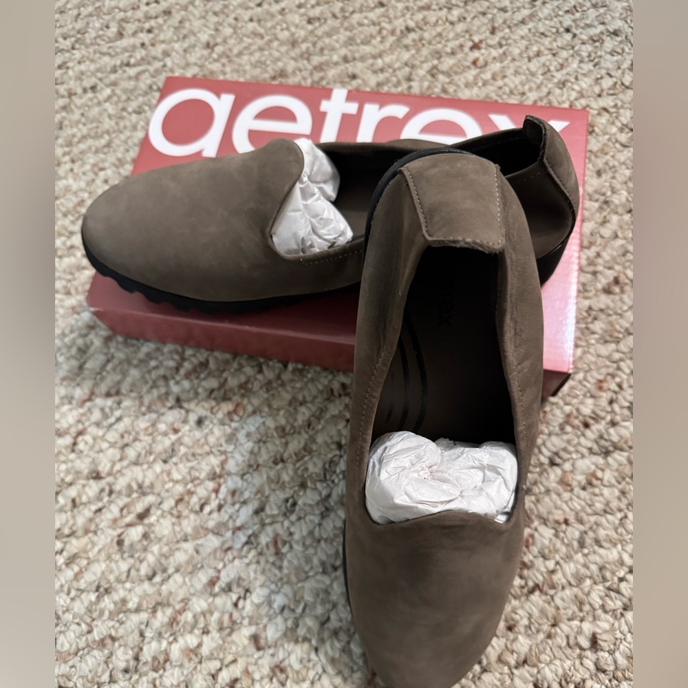 Aetrex Women’s Tan and Black Slip-On Loafers - Picture 2 of 6
